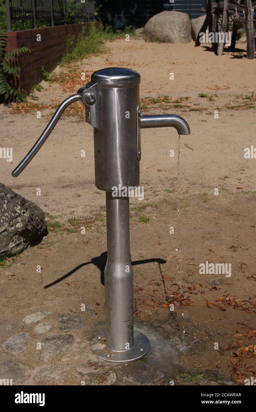 Elektrische Wasserpumpe, eine 'Patentpumpe' (Hersteller Emsland Spielgeräte) am Kolk in Berlin-Spandau Stock Photo