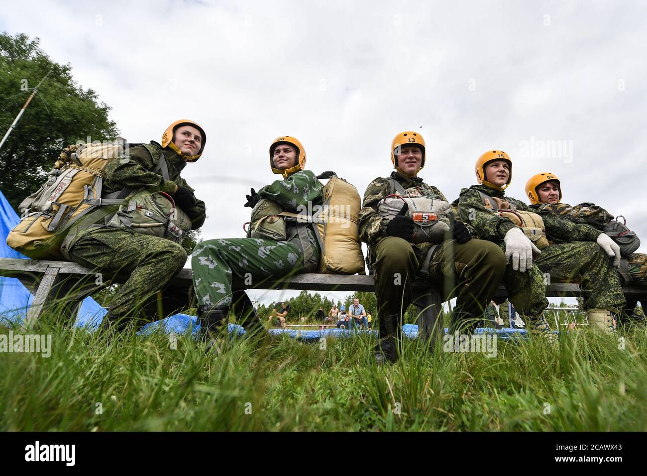 Primorye Territory, Russia. 9th Aug, 2020. Parajumpers of the Arsenyevsky  airborne club of the regional branch of the Volunteer Society for  Cooperation with the Russian Army, Air Force, and Navy (DOSAAF) are