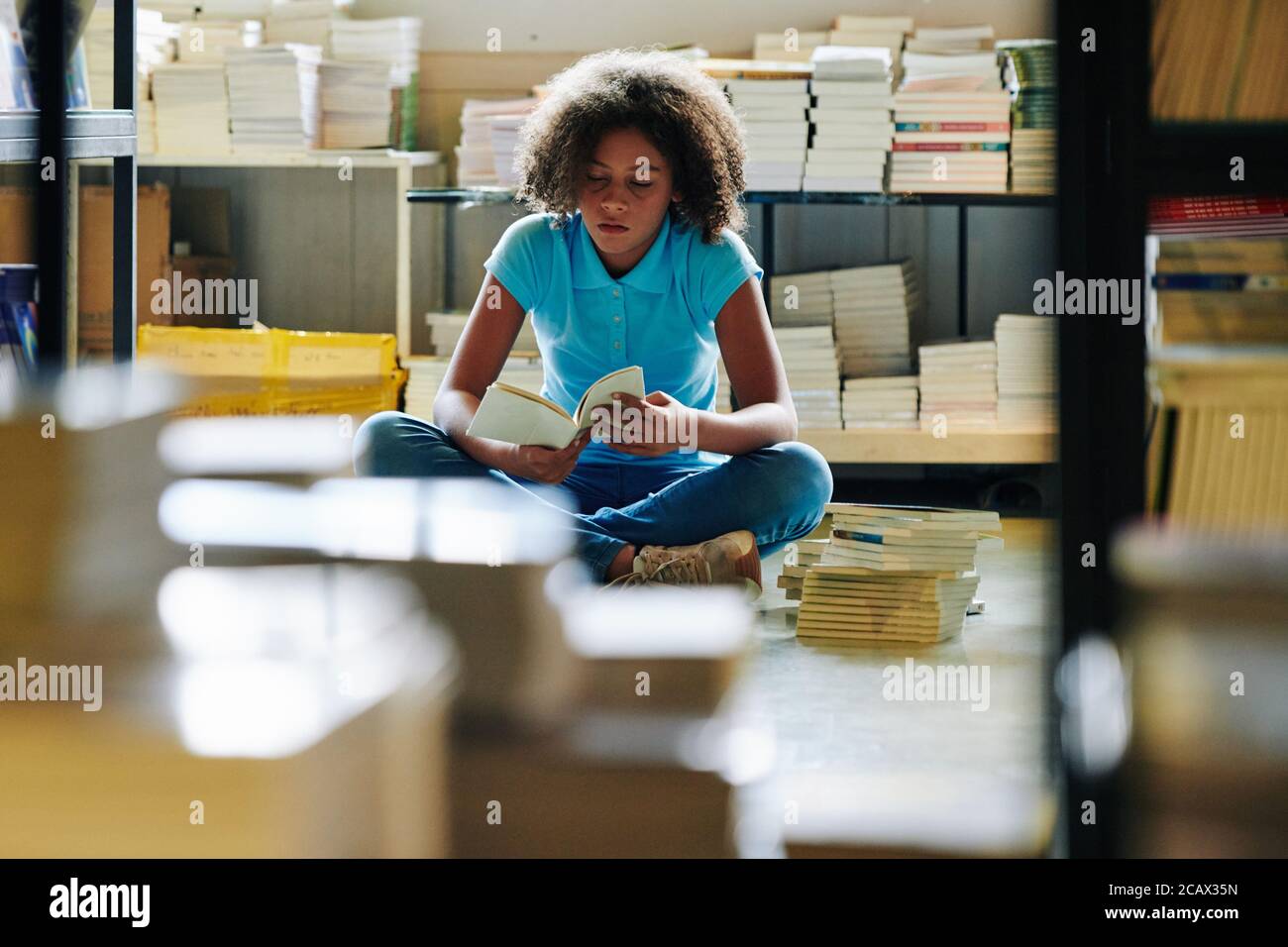 Reading in library stacks hi-res stock photography and images - Alamy