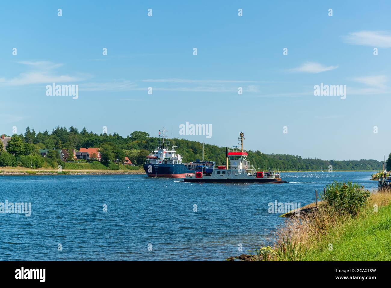 Reger Schiffsverkehr im Nord-Ostsee-Kanal einem der meistbefahrenen künstlichen Wasserstraßen der Welt Stock Photo