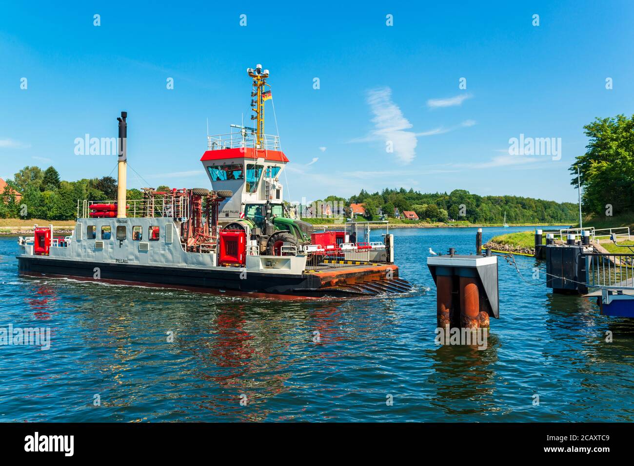 Die Kanalfähre "Pillau" transportiert Fahrzeuge und Personen von einem Ufer des Kiel-Canals und das kostenlos 24 Stunden am Tag durchgehend Stock Photo