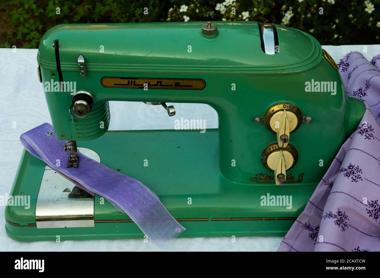 Person retro sewing machine hires stock photography and images Alamy