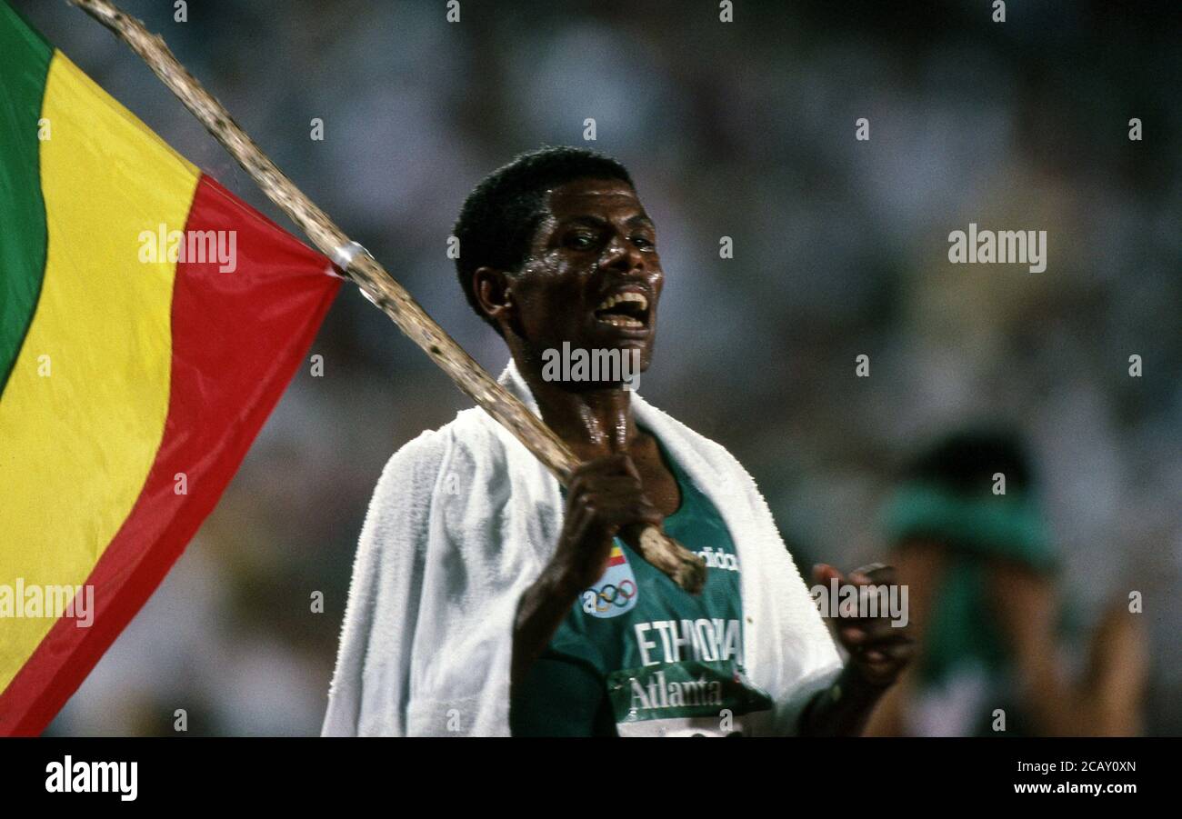 Atlanta, USA. 09th Aug, 2020. firo: 29.07.1996 Sports, Olympics, Summer Olympics, Summer Olympics, Olympic Games Olympics, Atlanta, 96, 1996, archive images, LA, athletics, men, men, 10,000 meter run Haile Gebrselassie. Ethiopia, half figure, wins, gold, and, with, its, flag, flag of Ethiopia | usage worldwide Credit: dpa/Alamy Live News Stock Photo