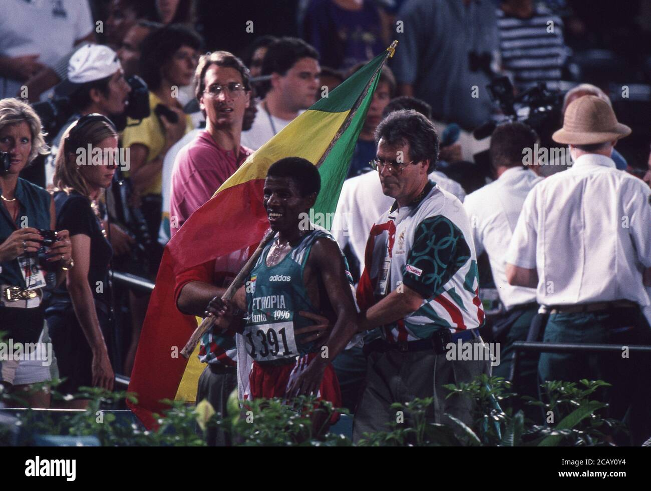 Atlanta, USA. 09th Aug, 2020. firo: 29.07.1996 Sports, Olympics, Summer Olympics, Summer Olympics, Olympic Games Olympics, Atlanta, 96, 1996, archive images, LA, athletics, men, men, 10,000 meter run Haile Gebrselassie. Ethiopia, half figure, wins, gold, and, with, its, flag, of, Ethiopia, after its run | usage worldwide Credit: dpa/Alamy Live News Stock Photo