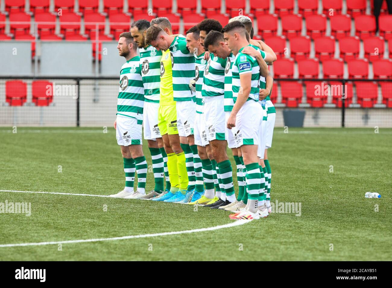 Shamrock Rovers players in a minutes silence in memory of John Hume before the Airtricity League fixture between  Derry City FC & Shamrock Rovers at t Stock Photo