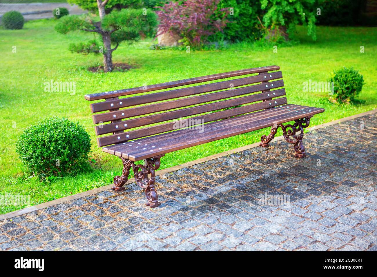 Park bench and green lawn . Nobody in the city park Stock Photo - Alamy