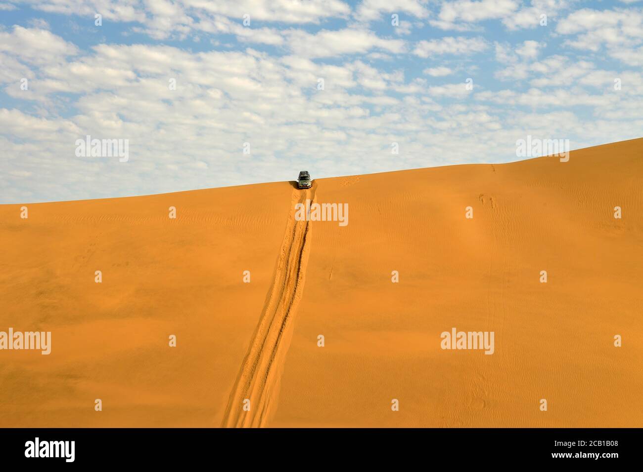 Four wheel drive down sand dune hires stock photography and images Alamy