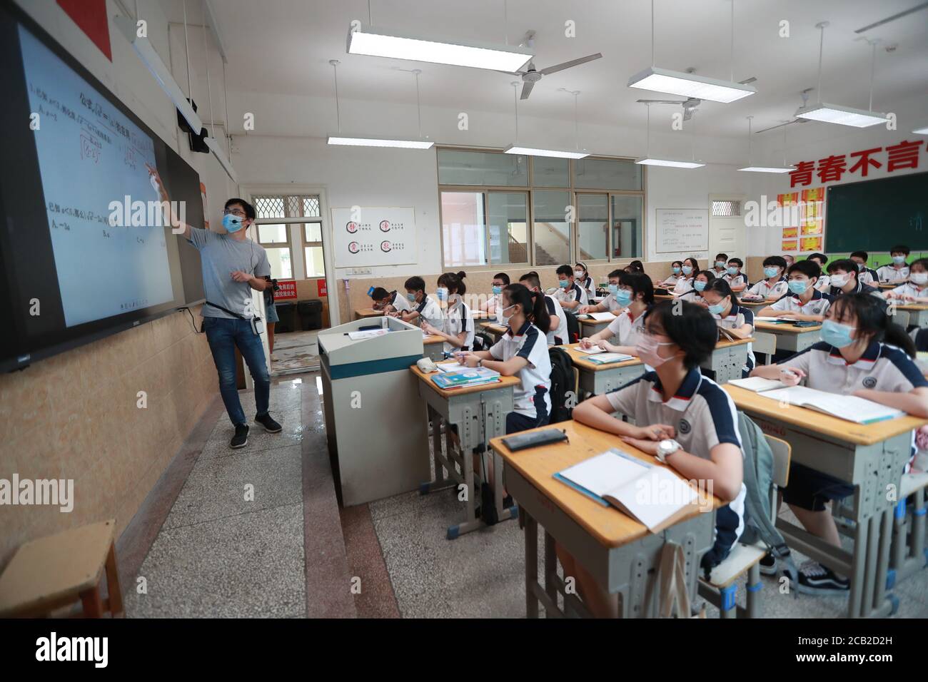 Wuhan, China's Hubei Province. 10th Aug, 2020. Students have a class in Hubei Shuiguohu No. 1 Middle School in Wuhan, central China's Hubei Province, Aug. 10, 2020. Junior high schools in Wuhan reopened and resumed classes for students in their first and second grades on Monday. Credit: Zhao Jun/Xinhua/Alamy Live News Stock Photo