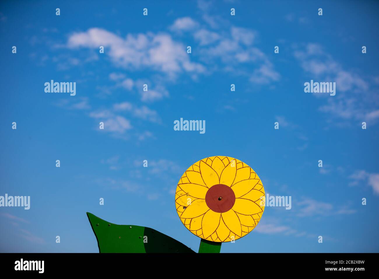 Messenkamp, Germany. 10th Aug, 2020. A wooden sunflower has been placed as a reference for a flower field in the district of Schaumburg. Credit: Moritz Frankenberg/dpa/Alamy Live News Stock Photo