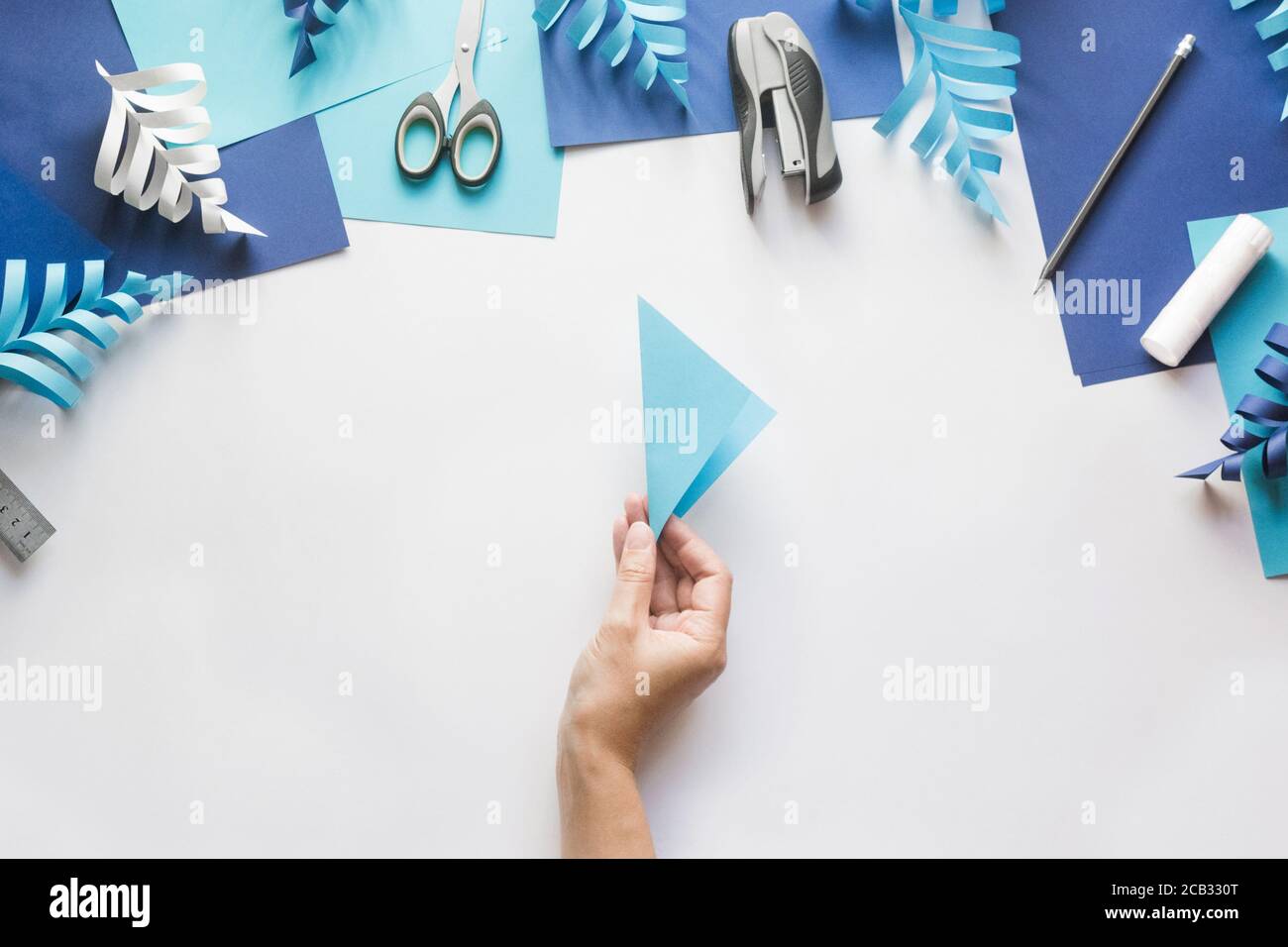 How to make paper beautiful Christmas toy snowflake to decorate ...
