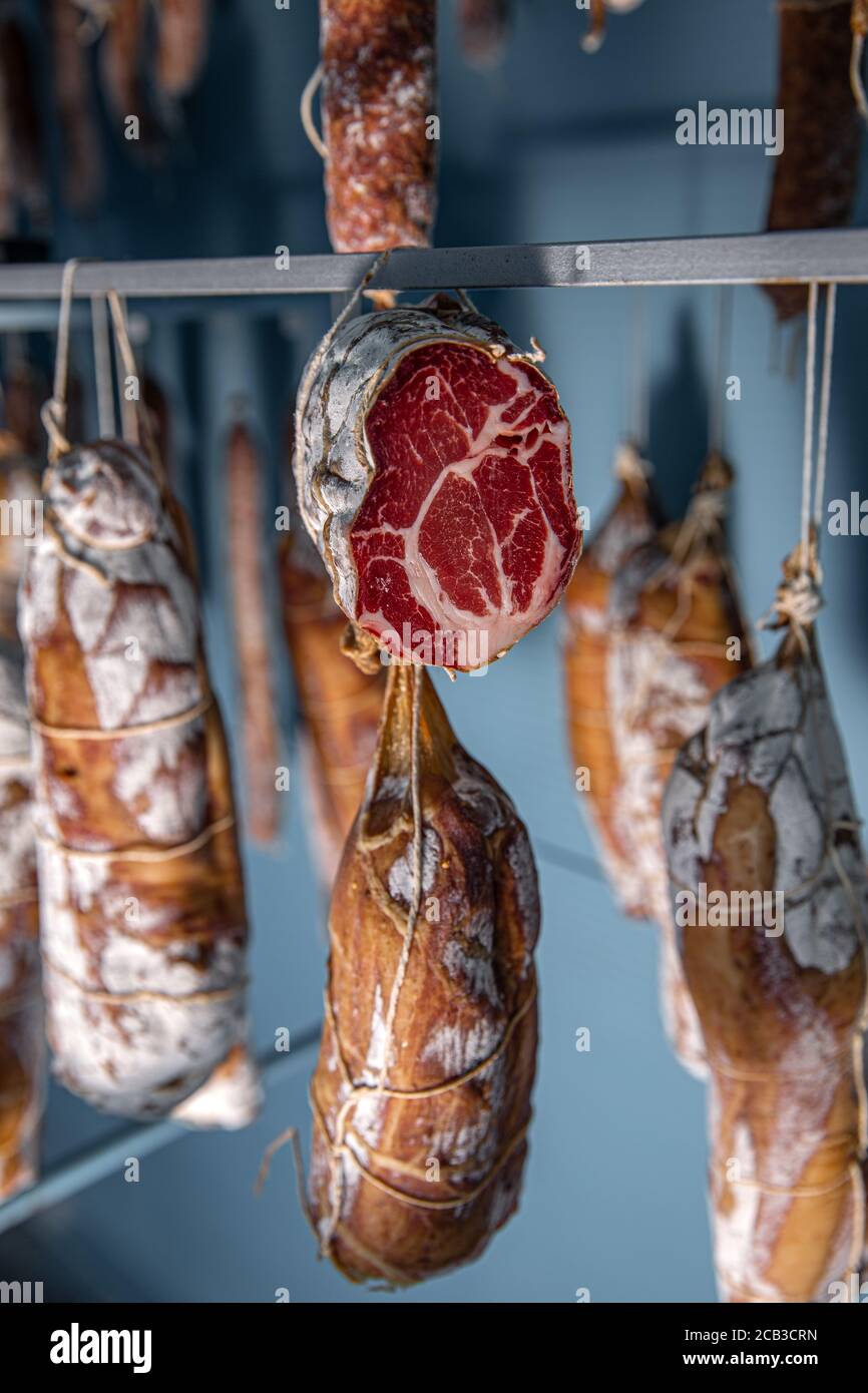 https://c8.alamy.com/comp/2CB3CRN/smoked-pork-suspended-in-drying-chamber-of-the-meat-processing-plant-2CB3CRN.jpg