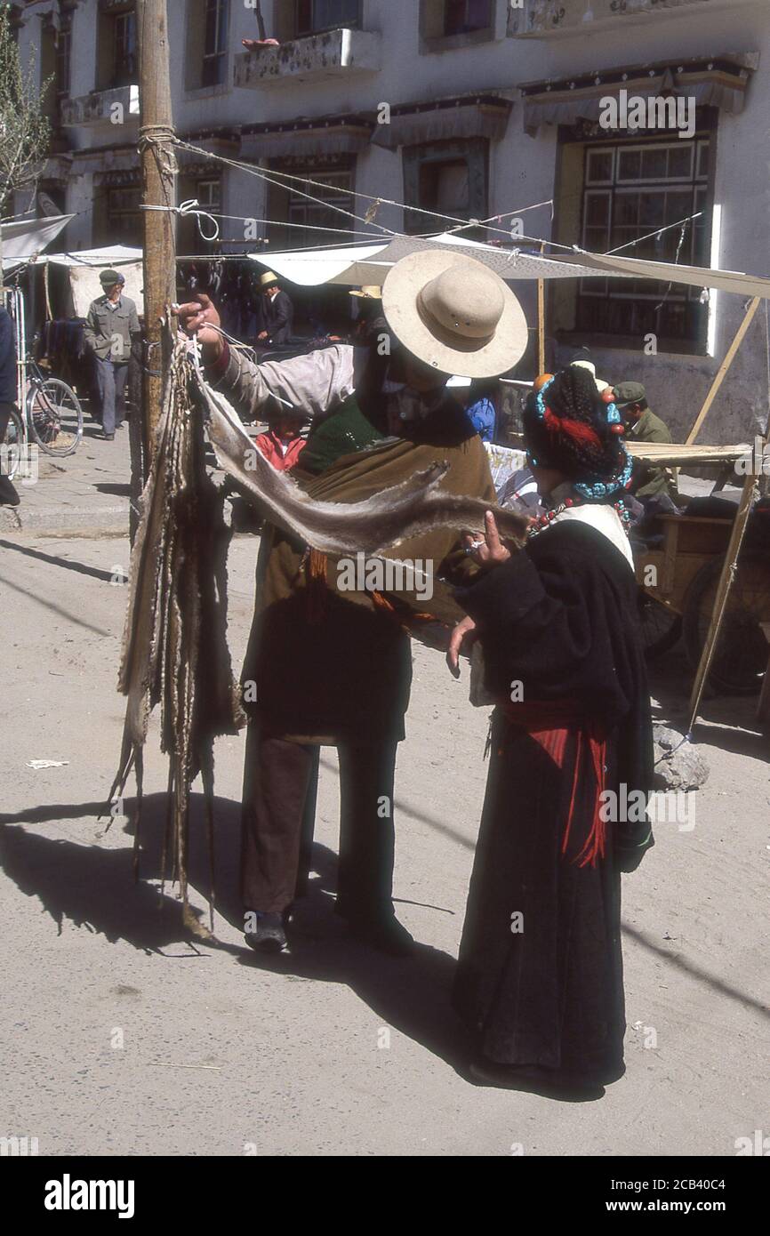 TIBET - TRADERS SELLING IN THE BARKHOR, LHASA. Stock Photo