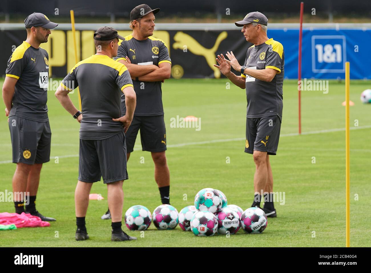 Bad Ragaz, Schweiz. 10. August 2020. Die Coaches besprechen sich beim  Training der ersten Mannschaft von Borussia Dortmund in Bad Ragaz. Die  Borussen Stock Photo - Alamy