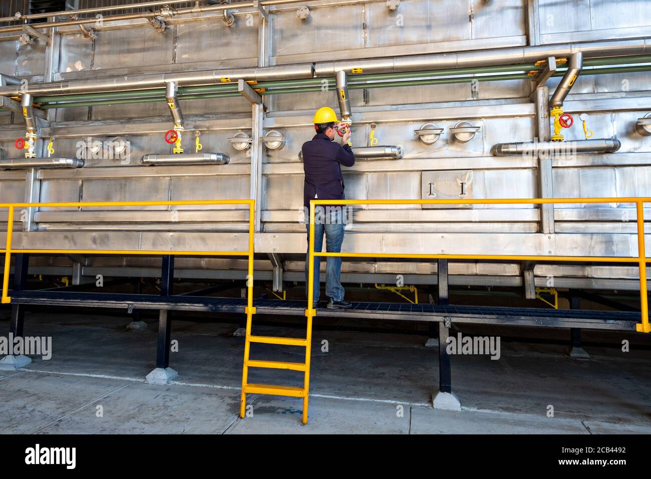 A worker adjusts the steam extraction system at the IMAG distillation