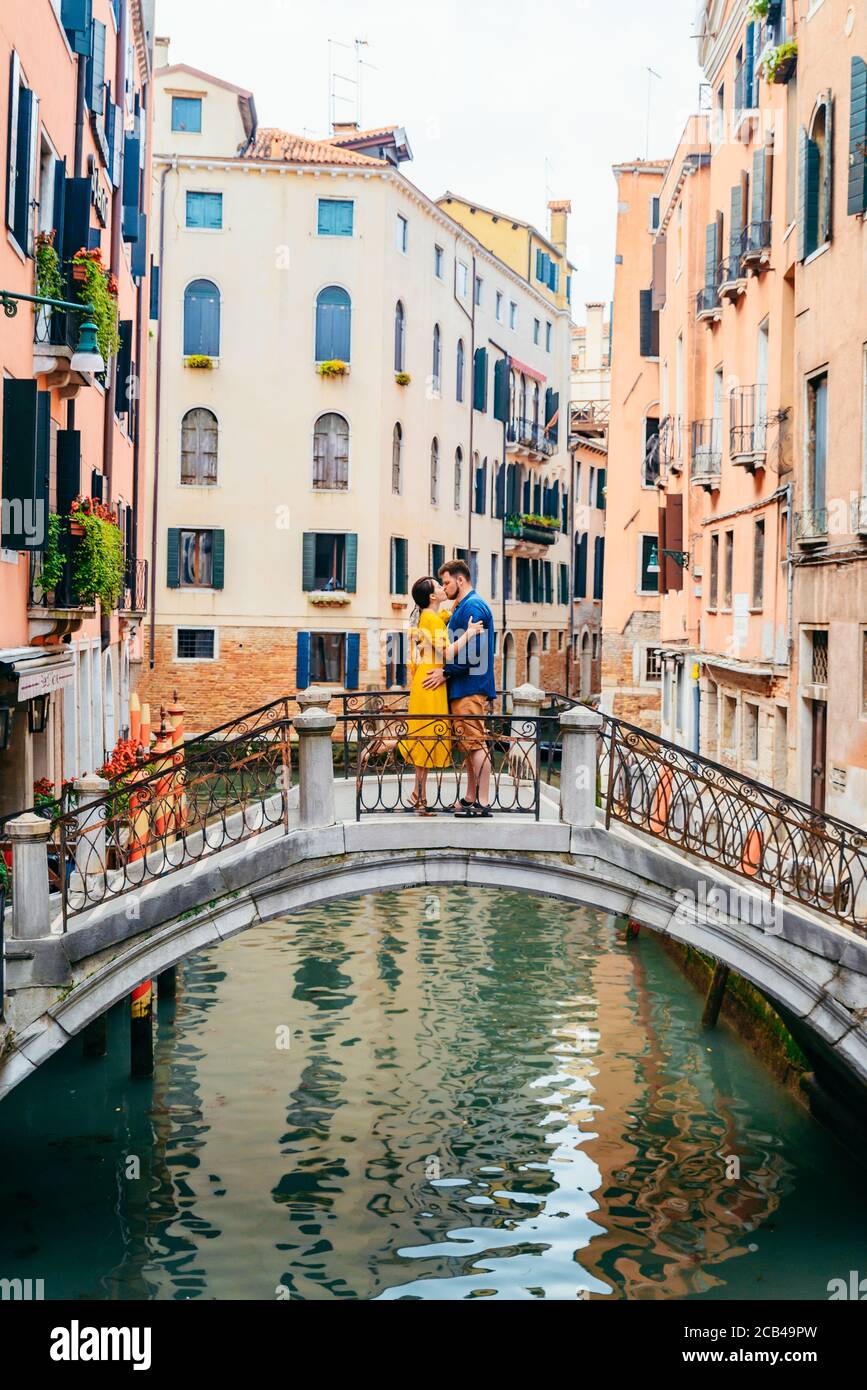 Venice couple kissing on bridge hi-res stock photography and images - Alamy