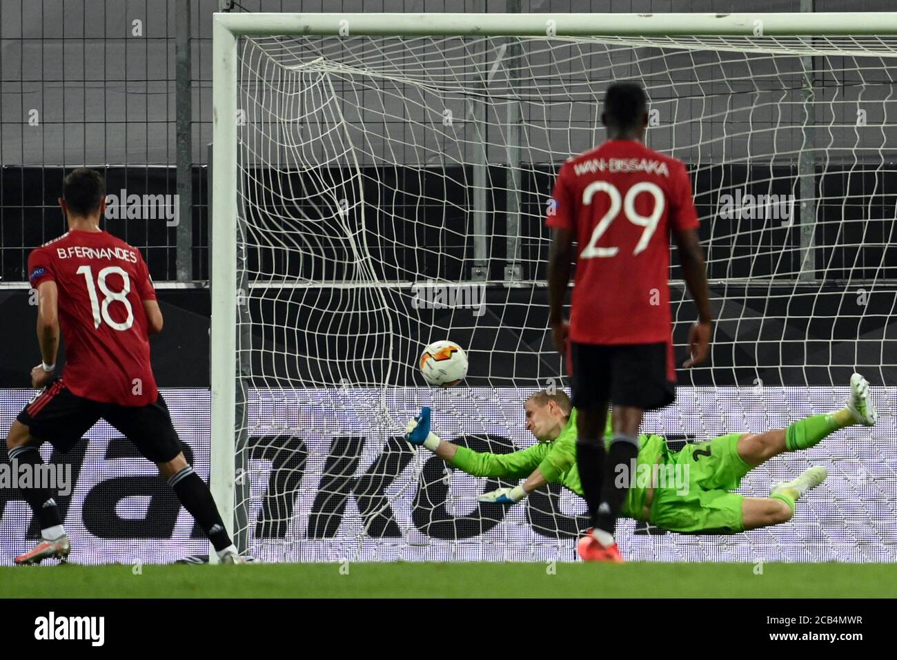 Cologne, Germany. 10th Aug, 2020. Football: Europa League, Manchester United - FC Copenhagen, Final-Eight, quarter-finals at the Rhein-Energie-Stadium. Copenhagen goalkeeper Karl-Johan Johnsson cannot hold the shot of Bruno Fernandes (l) from Manchester. Credit: Federico Gambarini/dpa/Alamy Live News Stock Photo