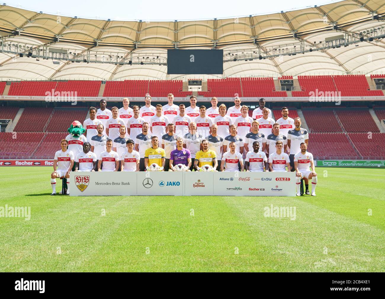 Steaua Bucharest Line Up Against VfB Stuttgart Editorial Stock Image -  Image of bombs, header: 32264489