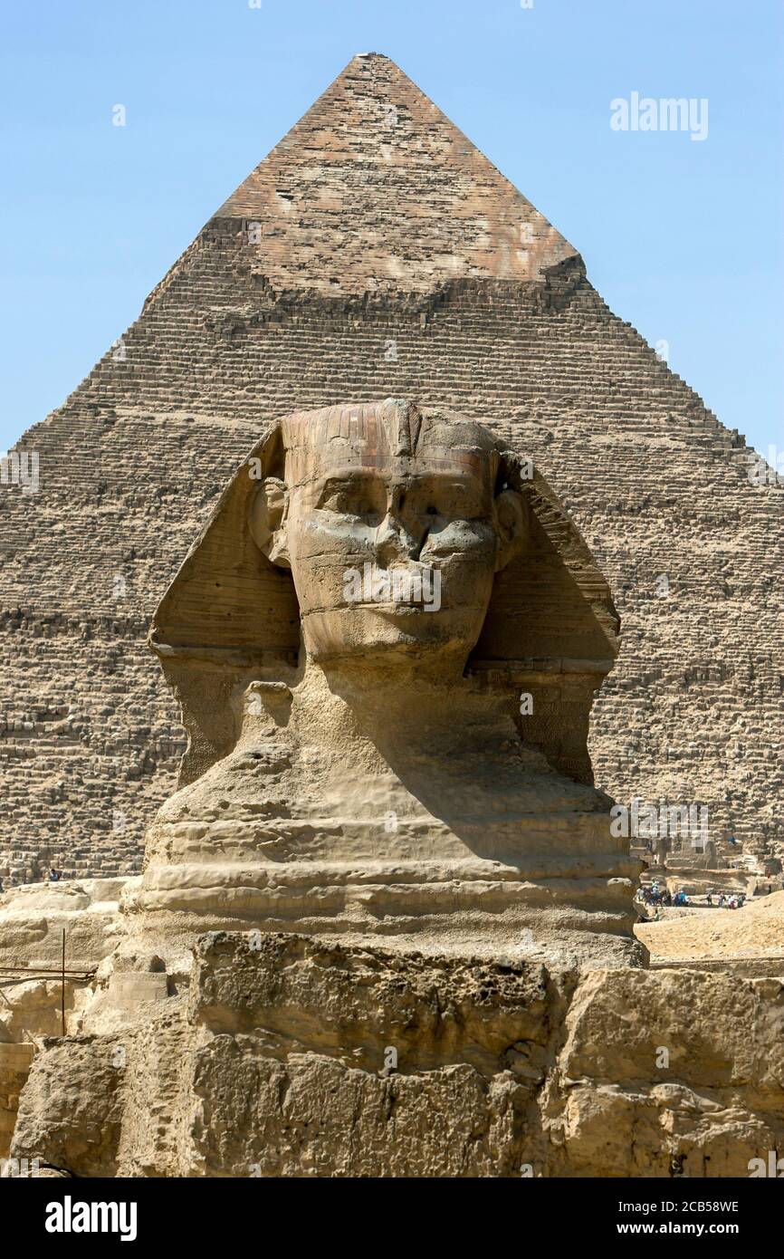 A view of the Pyramid of Khafre and the head of the Sphinx on the Giza ...