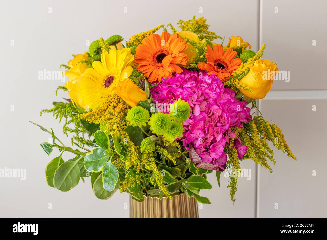 Hydrangea flower arrangement in a nice living room Stock Photo - Alamy