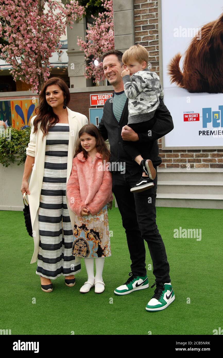 LOS ANGELES - JUN 2: Tiffani Thiessen, Brady Smith, Holt Smith and