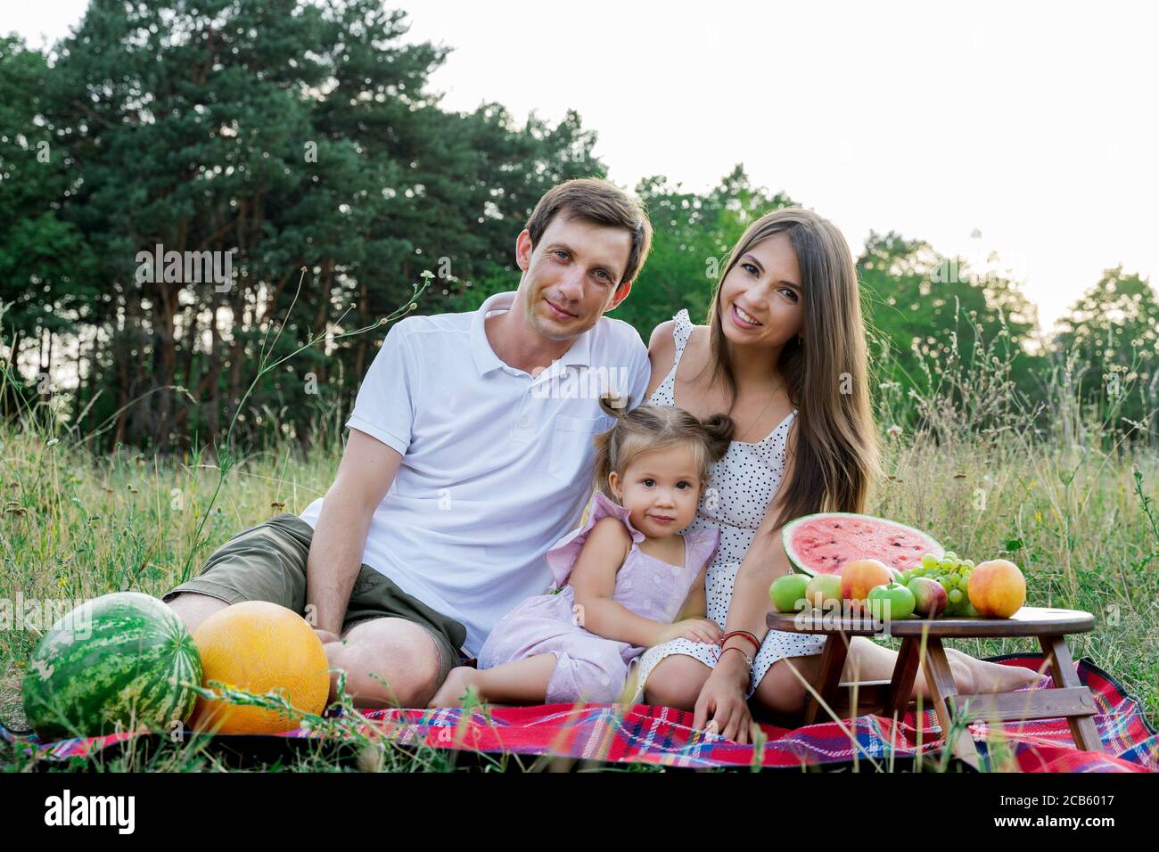 Child parents sitting picnic hi-res stock photography and images - Alamy