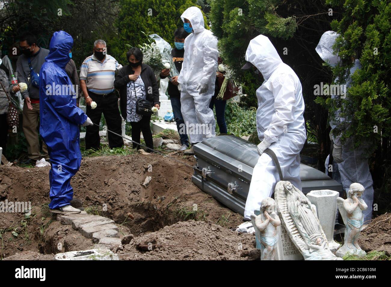 MEXICO CITY, MEXICO AUGUST 1, 2020: A Funeral worker wears protective gear  burying the body of a person who died of Coronavirus at special place for Covid-19 victims  at San Isidro Cemetery.  Mexico has reached 46,688 deaths, being the third country with the highest deaths from covid-19 worldwide on August 1, 2020 in Mexico City, Mexico Credit: Leonardo Casas/Eyepix Group/The Photo Access Stock Photo