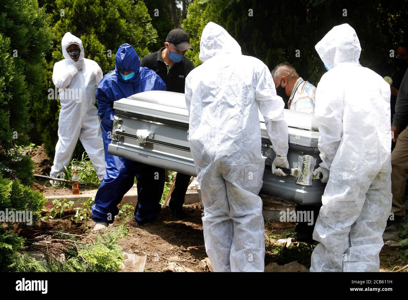 MEXICO CITY, MEXICO AUGUST 1, 2020: A Funeral worker wears protective gear  burying the body of a person who died of Coronavirus at special place for Covid-19 victims  at San Isidro Cemetery.  Mexico has reached 46,688 deaths, being the third country with the highest deaths from covid-19 worldwide on August 1, 2020 in Mexico City, Mexico Credit: Leonardo Casas/Eyepix Group/The Photo Access Stock Photo