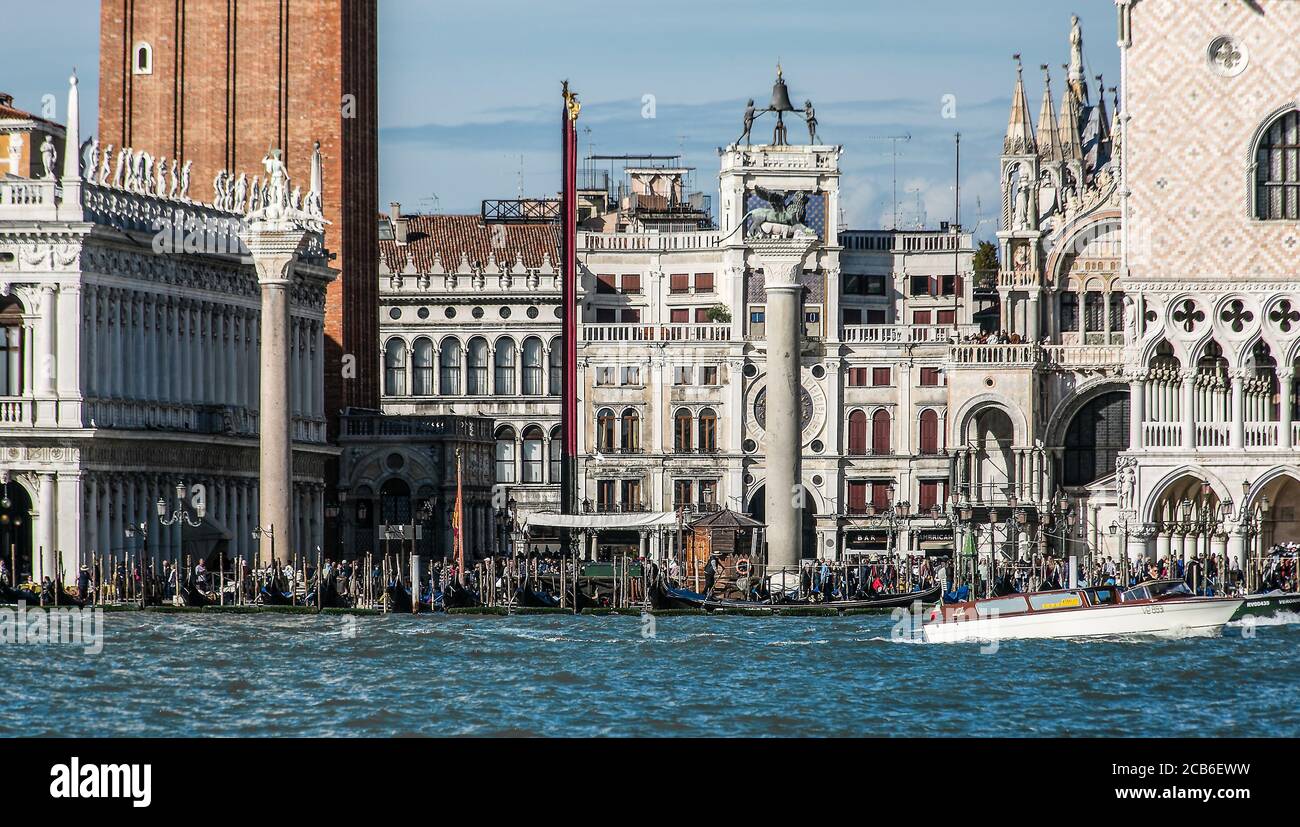 Venedig, Piazzetta, v.l.n.r.: Bibliotheca Marciana, Campanile, Alte Prokuratie ,Uhrturm und San Marco. Rechts Dogenpalast. Stock Photo