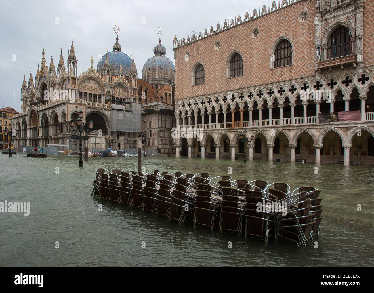 Venedig, Markusplatz, Piazzetta, Blick von Süden auf Dogenpalast und Markusdom bei Hochwasser Stock Photo