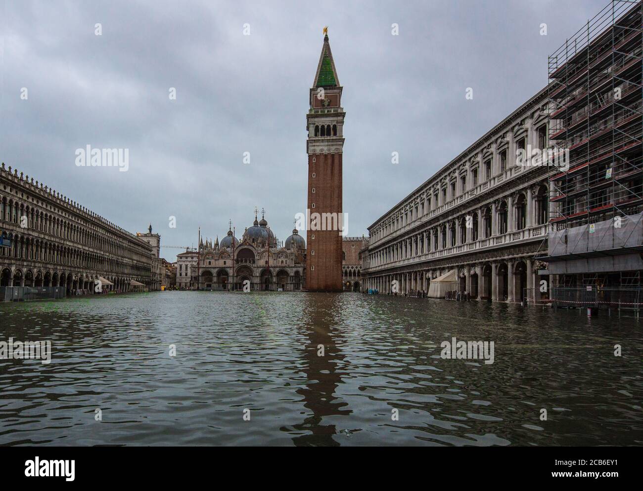 Venedig, Markusplatz, Blick bei Hochwasser vom Napoleonischen Flügel nach Osten zum Markusdom und zum Campanile Stock Photo