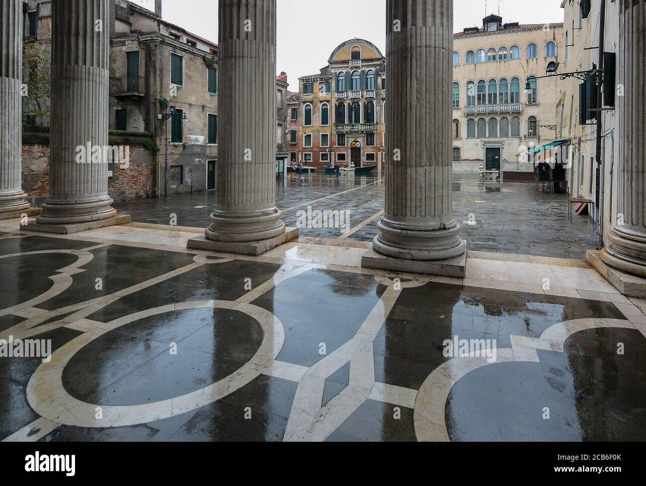 Venedig, Kirche San Nicolò da Tolentino, Säulenvorhalle 1704-1716 von A. Triali, barocker Stein-Intarsienfußboden aus Marmor und Granit bei Regen Stock Photo