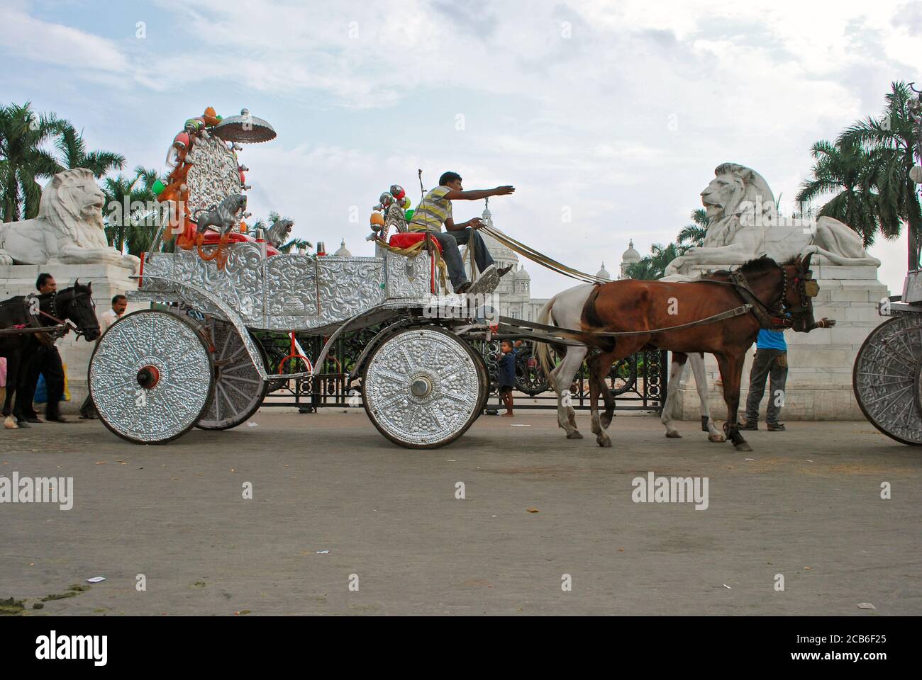 kolkata west bengal india on 4th august 2011: A horse driven cart in front of Victoria memorial hall kolkata west bengal india. Stock Photo