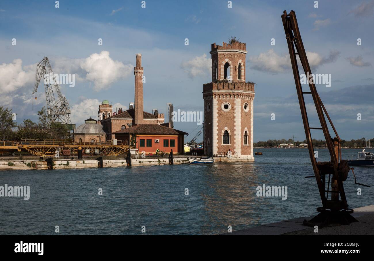 Venedig, Arsenal, nördlicher Torturm der Porta Nuova nach 1806, hinten altes Kessel- bzw. Maschinenhaus Stock Photo