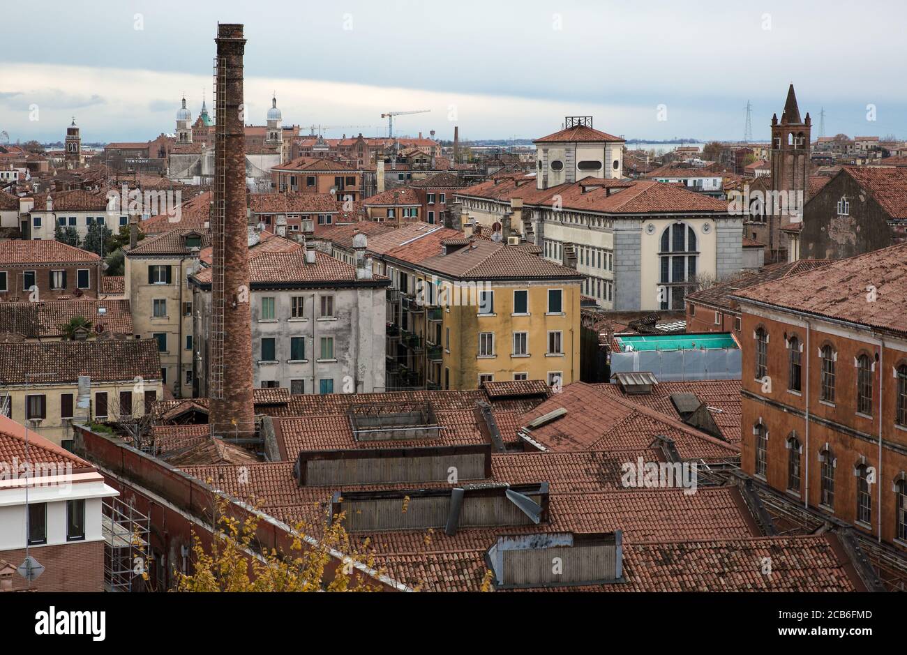 Venedig, Altstadt westlicher Teil, gesehen vom Parkhaus Autorimessa Comunale, direkt hinter dem Schornstein die Kirche San Ángelo Raffaele und die Stu Stock Photo