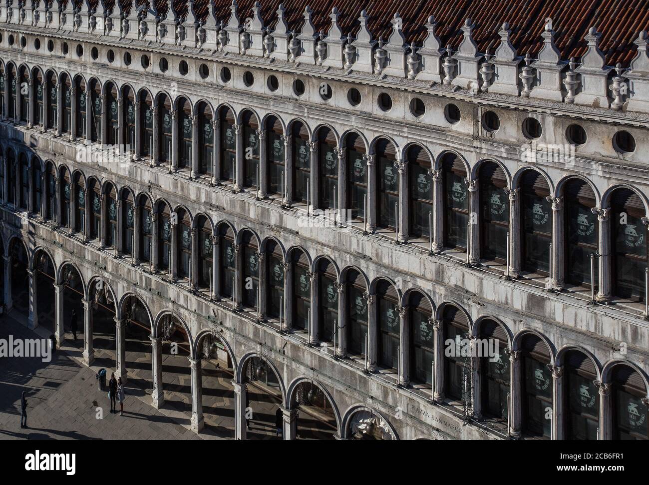 Venedig, Alte Prokuratien an der Nordseite des Markusplatz, erbaut Anfang 16. Jahrhundert von Bartolomeo Bon, Fassadenausschnitt von Südosten Stock Photo