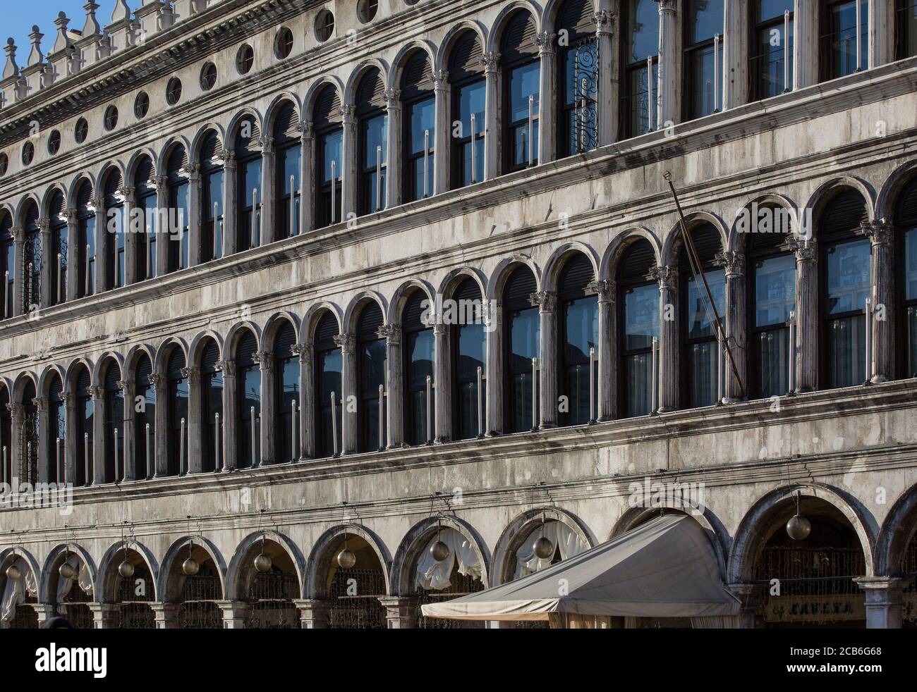 Venedig, Alte Prokuratien an der Nordseite des Markusplatz, erbaut Anfang 16. Jahrhundert von Bartolomeo Bon, Fassadenausschnitt von Südosten Stock Photo