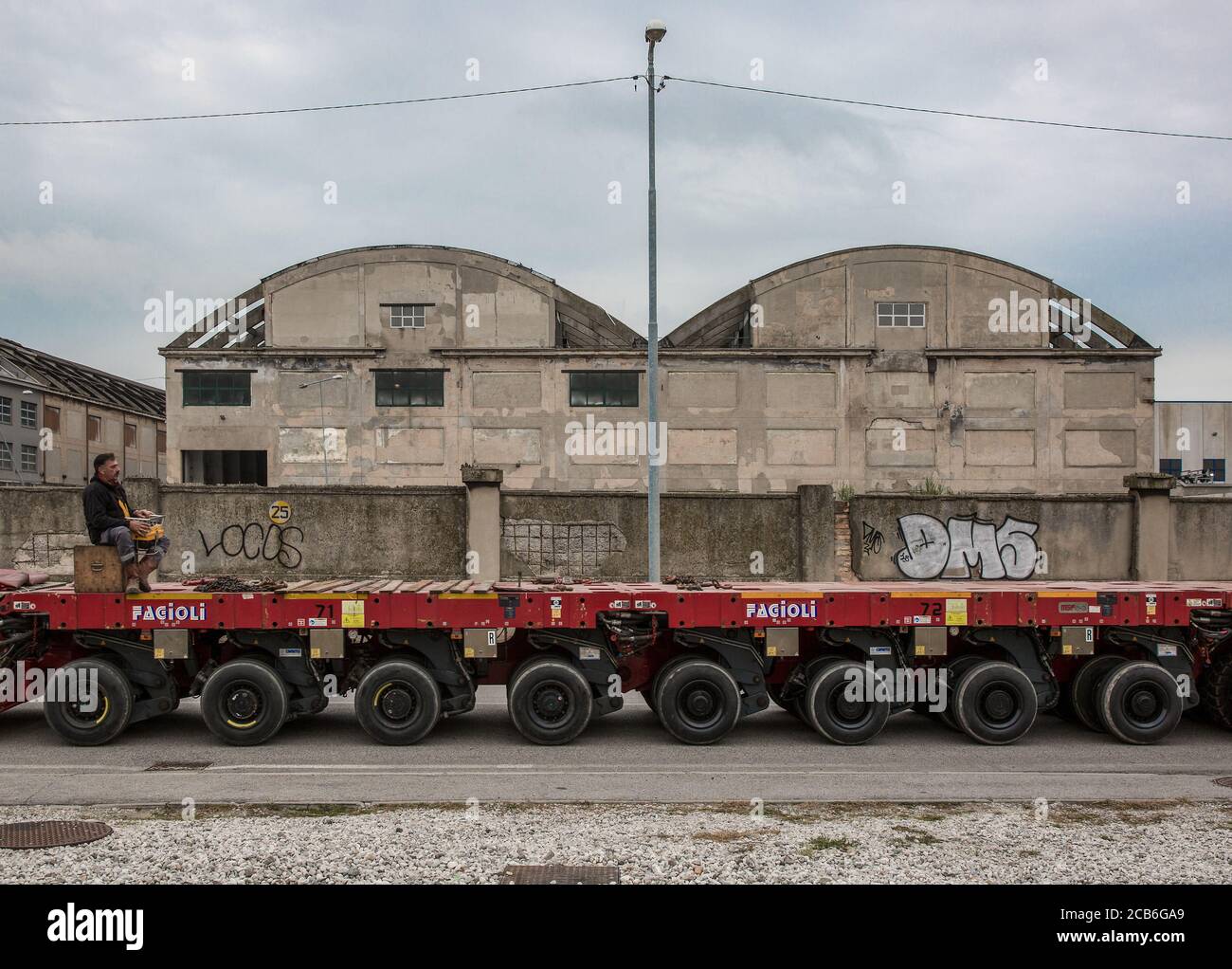 Porto Marghera bei Venedig, Industriehafen, Lagerhalle mit Tieflader Stock Photo
