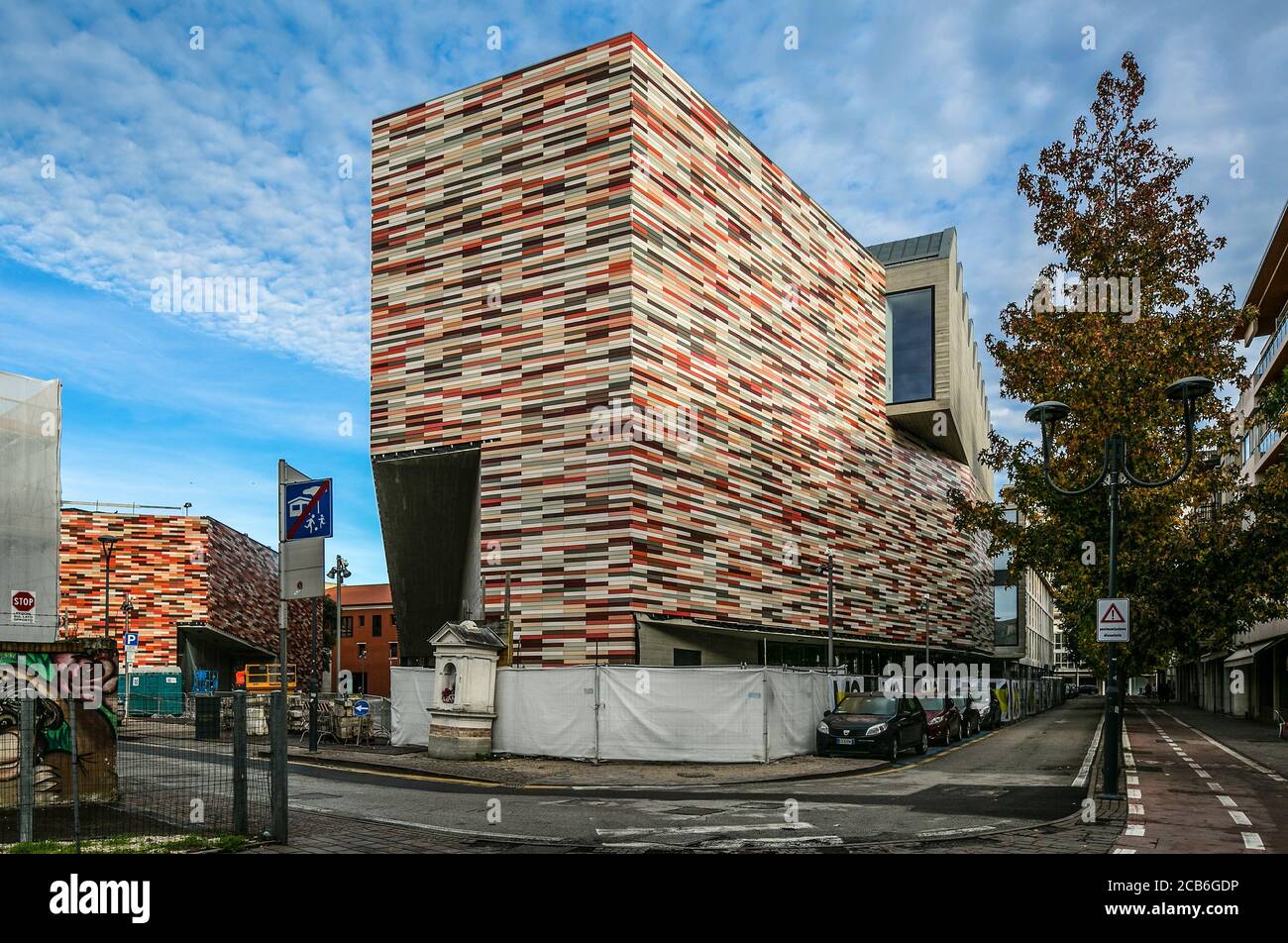 Mestre bei Venedig M9 Museum für die Geschichte des 20. Jahrhunderts von Sauerbruch Hutton vollendet 2018, Fassade mit farbigen Keramikkacheln Stock Photo