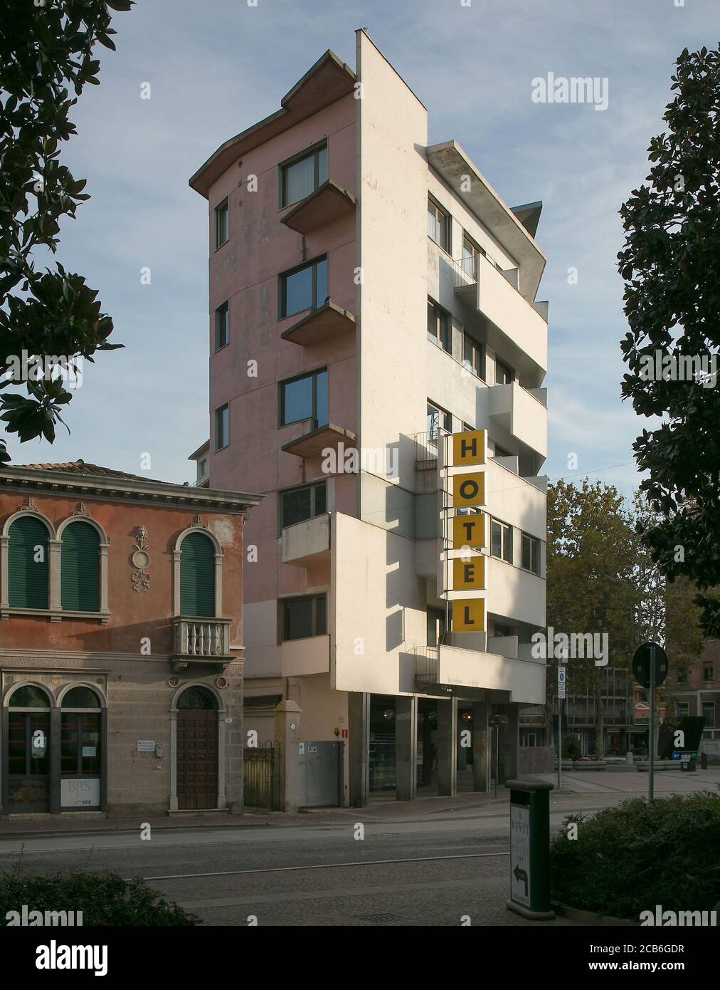 Mestre bei Venedig, Hotel Central, Bau der 1970er Jahre unvollendet - fehlende Brüstungen von Giebelbalkons Stock Photo