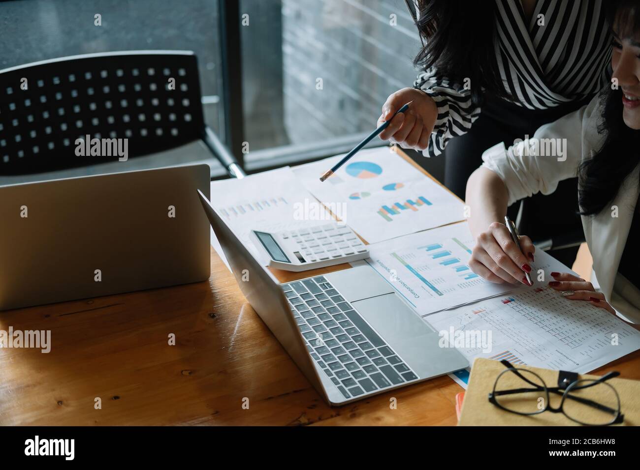 businesswoman discussing with business team ideas for marketing report Stock Photo