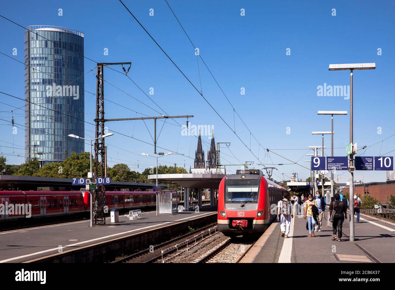 the station Messe-Deutz, CologneTriangle Tower, in the background the cathedral, Cologne, Germany.  der Bahnhof Messe-Deutz, KoelnTriangle Turm, im Hi Stock Photo