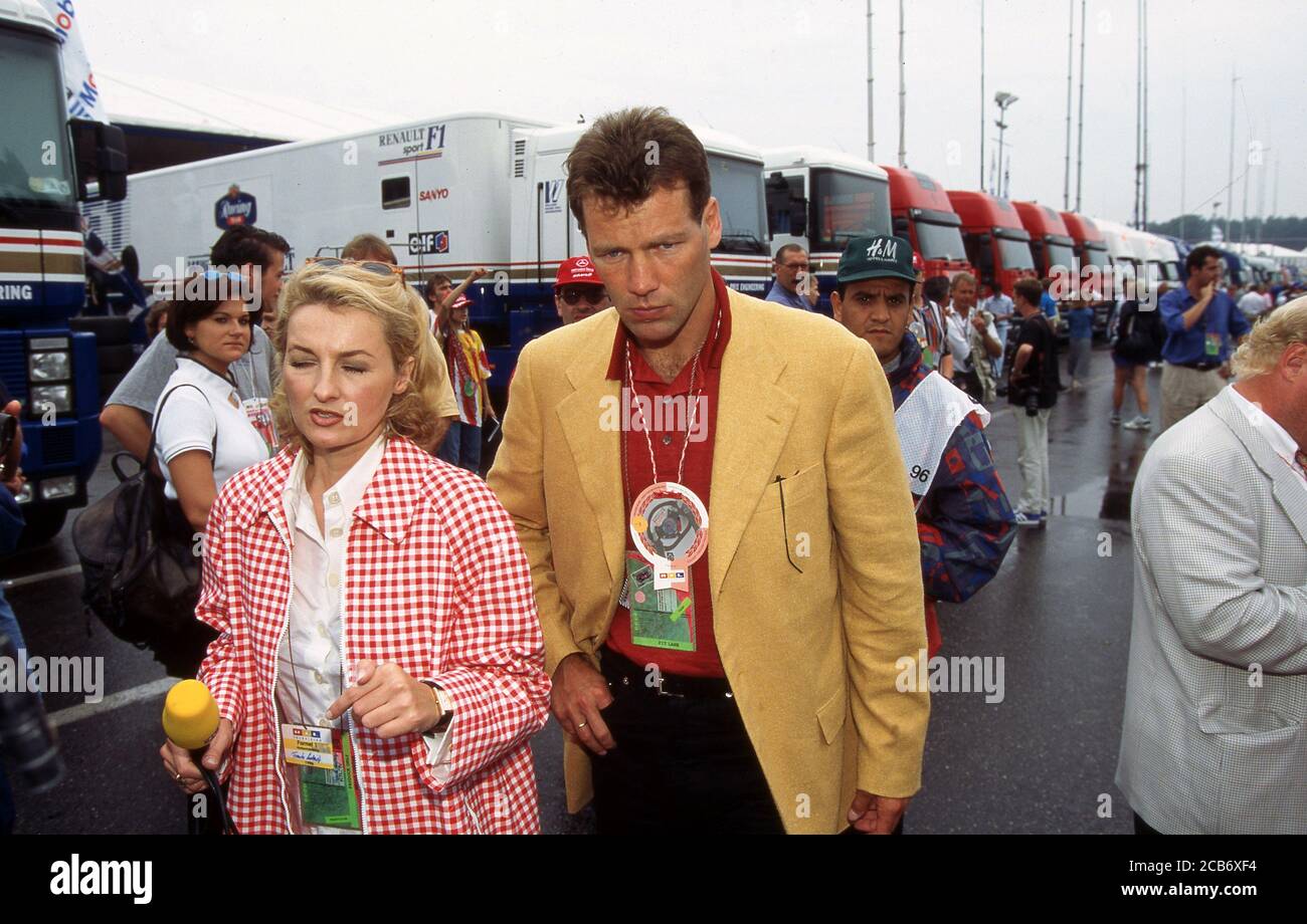 Hockenheim, Deutschland. 09th Aug, 2020. firo: 07/1996 Motorsport Grand Prix of Germany Formula 1 Damon Hill award ceremony 1st place in Hockenheim at the later world champion Celebrities, celebrities, Henry mask, half figure | usage worldwide Credit: dpa/Alamy Live News Stock Photo