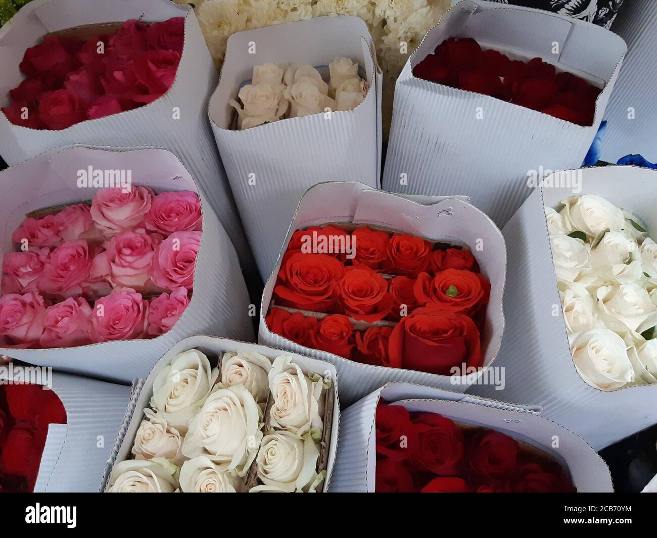 Bouquets of colourful roses stacked at flowers store Stock Photo Alamy