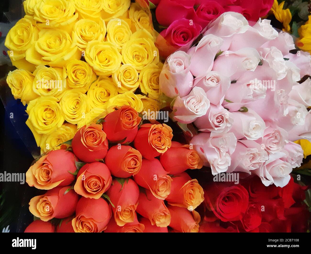 Bouquets of colourful roses stacked at flowers store Stock Photo Alamy