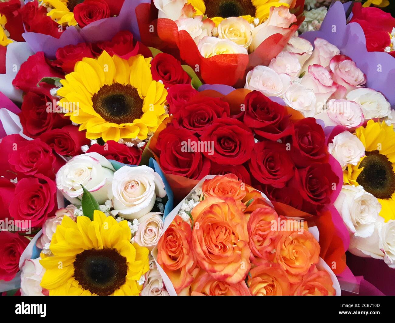 Bouquets of colourful roses stacked at flowers store Stock Photo Alamy