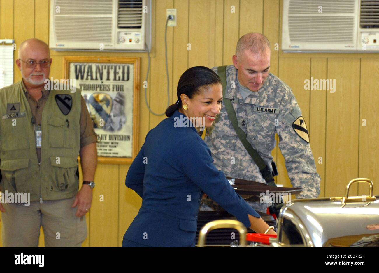 Escorted by the Multi-National Division - Baghdad commander Maj. Gen. Daniel Bolger (right) U.S. Ambassador to the United Nations Susan Rice (center) take time to have lunch with Soldiers of Multi-National Division-Baghdad ca. 24 October 2009 Stock Photo