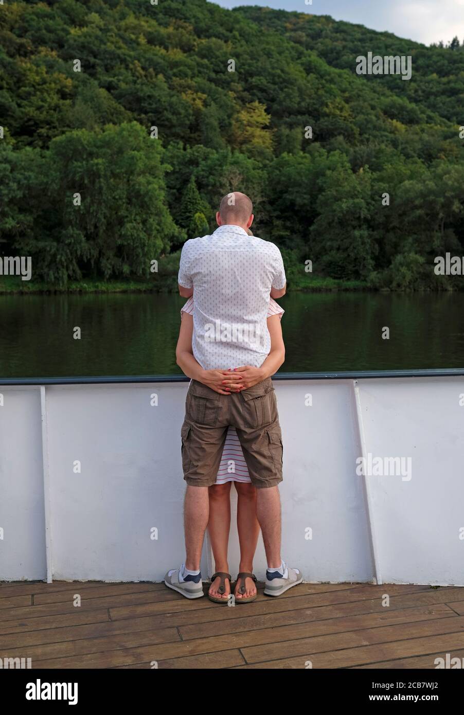 Couple holding each other tightly hi-res stock photography and images ...