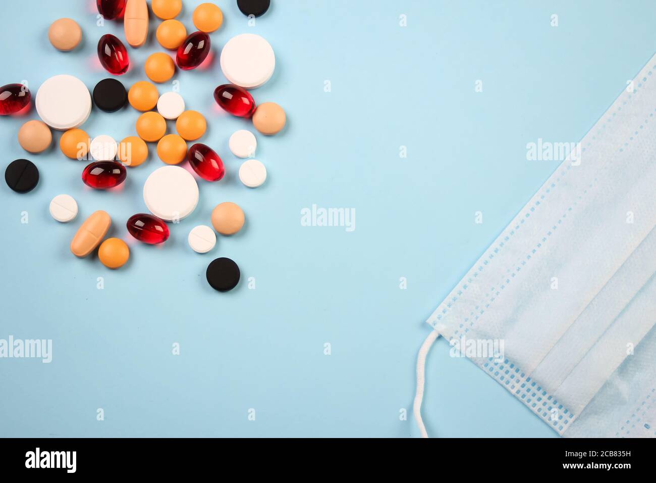 Mask Tablet medical mask and tablets of different colors and sizes Stock Photo - Alamy