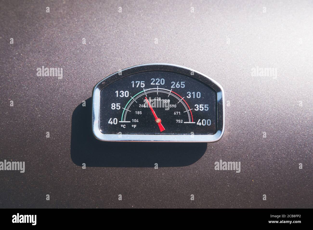 Temperature of BBQ grill displayed on the cover. temperature gauge of bbq, 170 degrees ready for