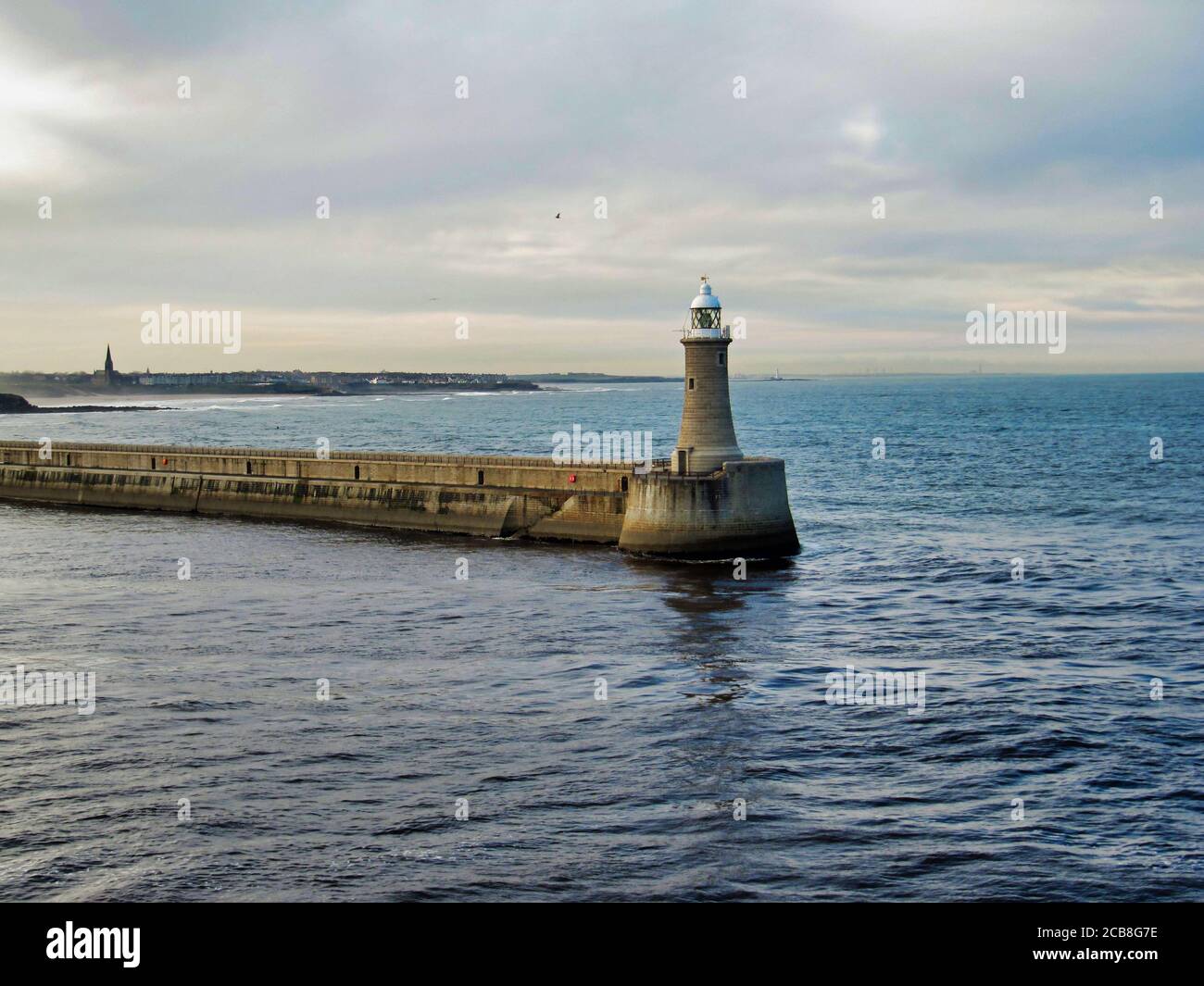 Lighthouse at the end of the pier of Newcastle Harbor on the River Tyne, UK Stock Photo